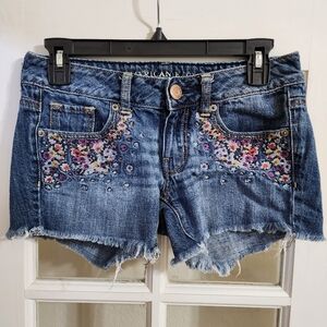 American Eagle Floral Embroidered Denim Shorts Low Rise Size 2 FLAWED READ DESC
